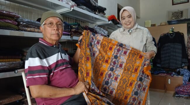 Seorang pengusaha asal Malaysia bersama pengelola Batik Chanting saat melihat langsung kualitas dan motif kain batik di galeri Kampung Pancur, Kabupaten Lebak, Selasa (24/3/2026).