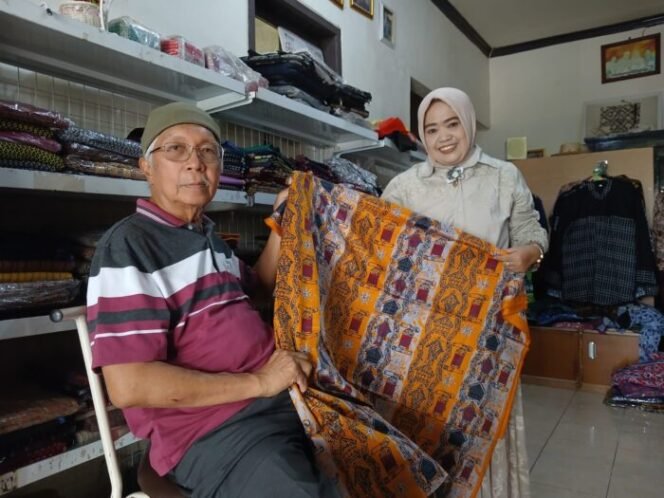 
					Seorang pengusaha asal Malaysia bersama pengelola Batik Chanting saat melihat langsung kualitas dan motif kain batik di galeri Kampung Pancur, Kabupaten Lebak, Selasa (24/3/2026).