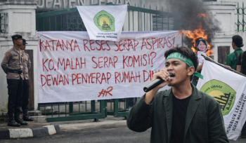 Mahasiswa IMALA berorasi di depan gerbang DPRD Lebak saat aksi penolakan kenaikan dana reses, dengan latar spanduk kritik dan aksi pembakaran bebegig