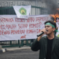 IMALA Demo Kenaikan Dana Reses 22,8 Persen di DPRD Lebak, Soroti Krisis Empati Wakil Rakyat 24 Mahasiswa IMALA berorasi di depan gerbang DPRD Lebak saat aksi penolakan kenaikan dana reses, dengan latar spanduk kritik dan aksi pembakaran bebegig