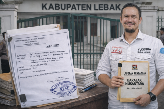 
					Ketua Umum BARALAK Nusantara, Yudistira, memperlihatkan dokumen Laporan Pengaduan (LAPDU) beserta tanda terima resmi dari Polda Banten terkait dugaan korupsi pengelolaan APBD 2024–2025 di lingkungan Sekretariat DPRD Kabupaten Lebak. (Foto: Dok. Bantenpopuler.com)