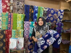 Umsaroh pengrajin batik khas Lebak sekaligus ASN di Dinas Pendidikan Lebak/ Istimewa