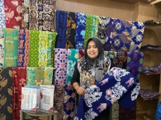Umsaroh pengrajin batik khas Lebak sekaligus ASN di Dinas Pendidikan Lebak/ Istimewa