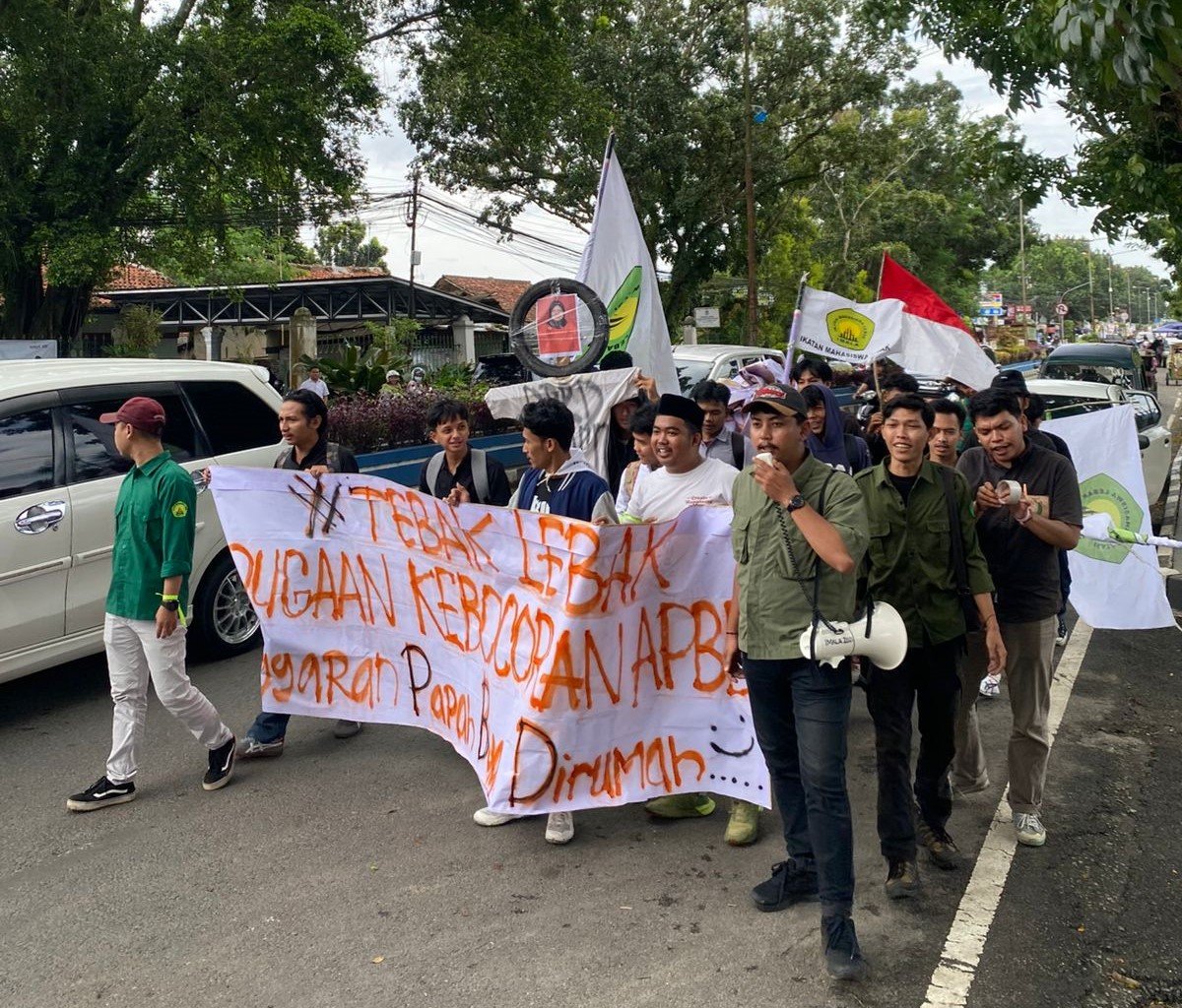 IMALA Demo Kenaikan Dana Reses 22,8 Persen di DPRD Lebak, Soroti Krisis Empati Wakil Rakyat 9 Mahasiswa IMALA menggelar aksi unjuk rasa sambil membawa spanduk kritik dugaan kebocoran APBD Lebak di jalan menuju Kantor DPRD Lebak