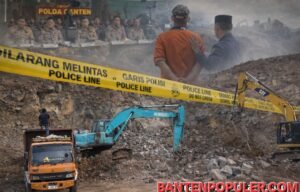Sejumlah alat berat terlihat beroperasi di lokasi tambang galian C ilegal di Gunung Pinang, Serang. Meski sebelumnya telah dipasangi garis polisi oleh aparat, aktivitas penambangan diduga kembali berjalan, memicu pertanyaan terkait penegakan hukum.