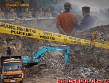 Sejumlah alat berat terlihat beroperasi di lokasi tambang galian C ilegal di Gunung Pinang, Serang. Meski sebelumnya telah dipasangi garis polisi oleh aparat, aktivitas penambangan diduga kembali berjalan, memicu pertanyaan terkait penegakan hukum.