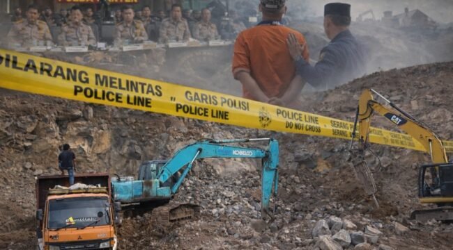 Sejumlah alat berat terlihat beroperasi di lokasi tambang galian C ilegal di Gunung Pinang, Serang. Meski sebelumnya telah dipasangi garis polisi oleh aparat, aktivitas penambangan diduga kembali berjalan, memicu pertanyaan terkait penegakan hukum.