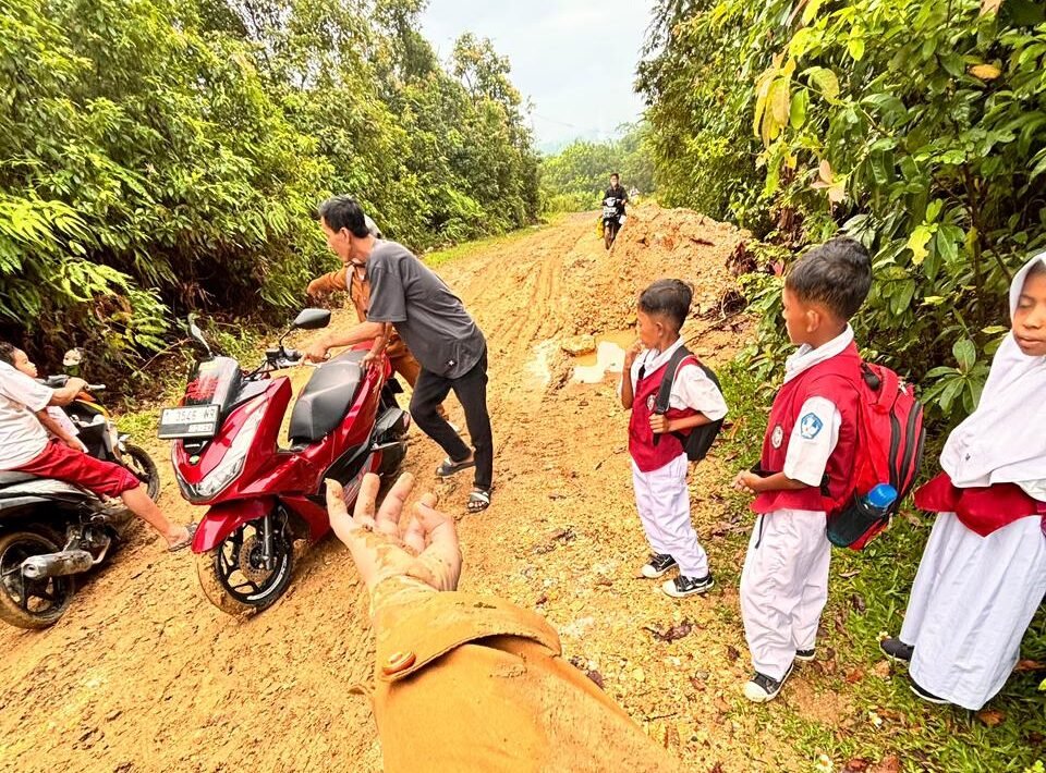gambar sepeda motor terjatuh e1777880420854