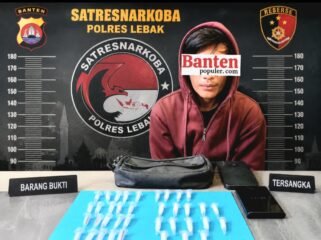 Seorang tersangka kasus peredaran narkotika jenis sabu diamankan Satresnarkoba Polres Lebak. Dari tangan tersangka, polisi menyita 37 paket sabu dengan berat netto sekitar 8,03 gram, telepon genggam, timbangan digital, serta kendaraan yang diduga digunakan untuk menunjang aktivitas peredaran narkotika. Polisi masih mengembangkan kasus tersebut untuk mengungkap jaringan pemasok yang diduga mengendalikan peredaran sabu di wilayah Kabupaten Lebak